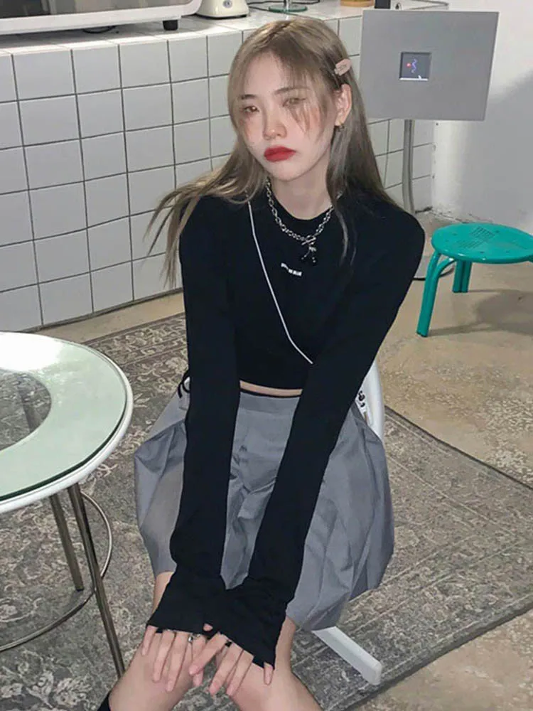 เสื้อยืดแขนยาวผู้หญิงดีไซน์เซ็กซี่ครอปท็อปแบบแบนเดจที่แพร่หลายเสื้อฮาราจูกุออลจังสตรีทฤดูใบไม้ผลิ