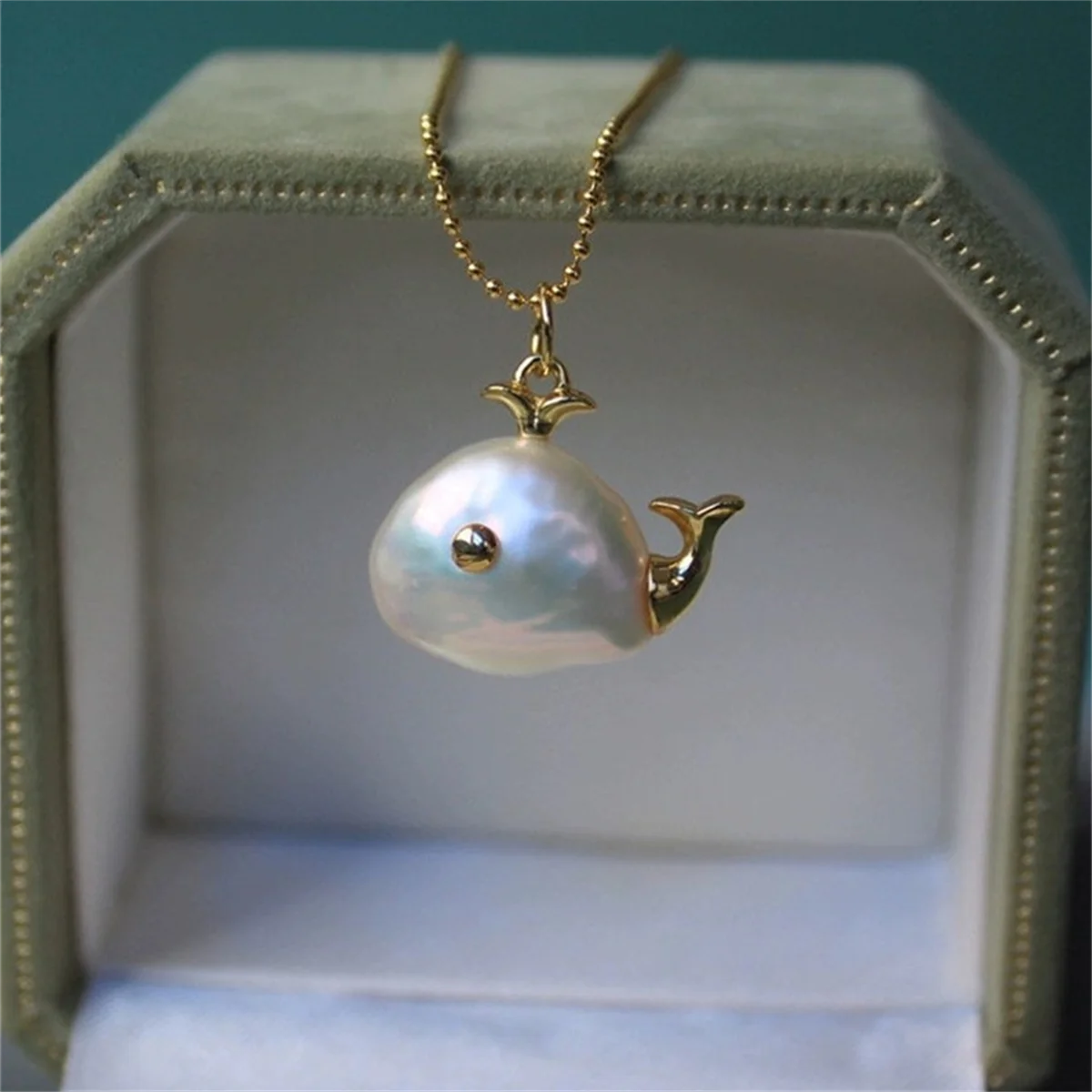 

Baroque Whale Necklace, Alien Pearl, Marine Life Pendant, Clavicle Chain, Gold Plated, Color Preserved