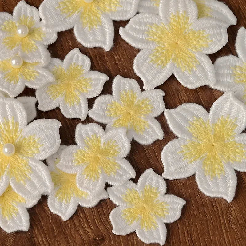 5 Stück gelb-weiße 3D handgenähte Perlen-Blumenmuster-Applikationen zum Selbermachen für Kleidung, Schuhe, Hüte, Taschen, Perlen, Pailletten, Applikationen – Detail 3