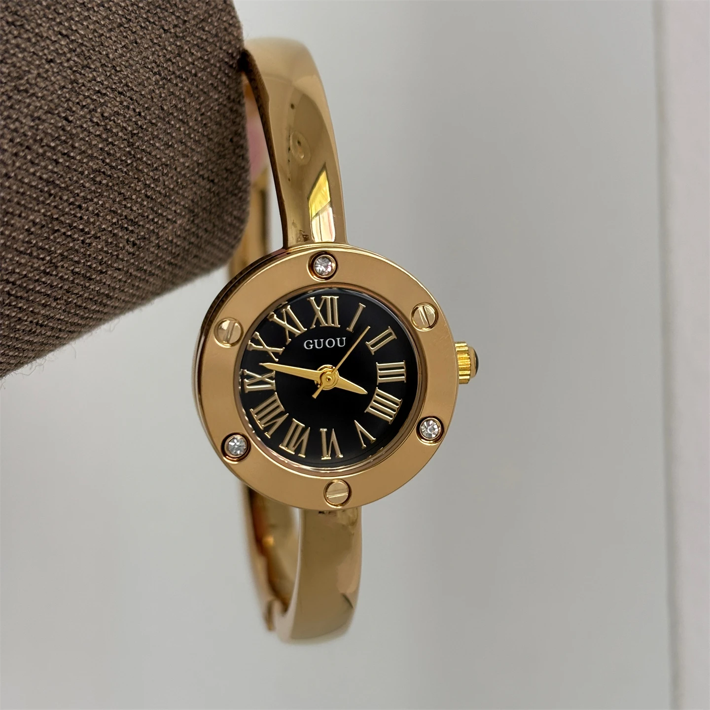 Round exquisite watch for women, fashionable design, elegant bracelet-style quartz watch for women, gift for women, female gifts