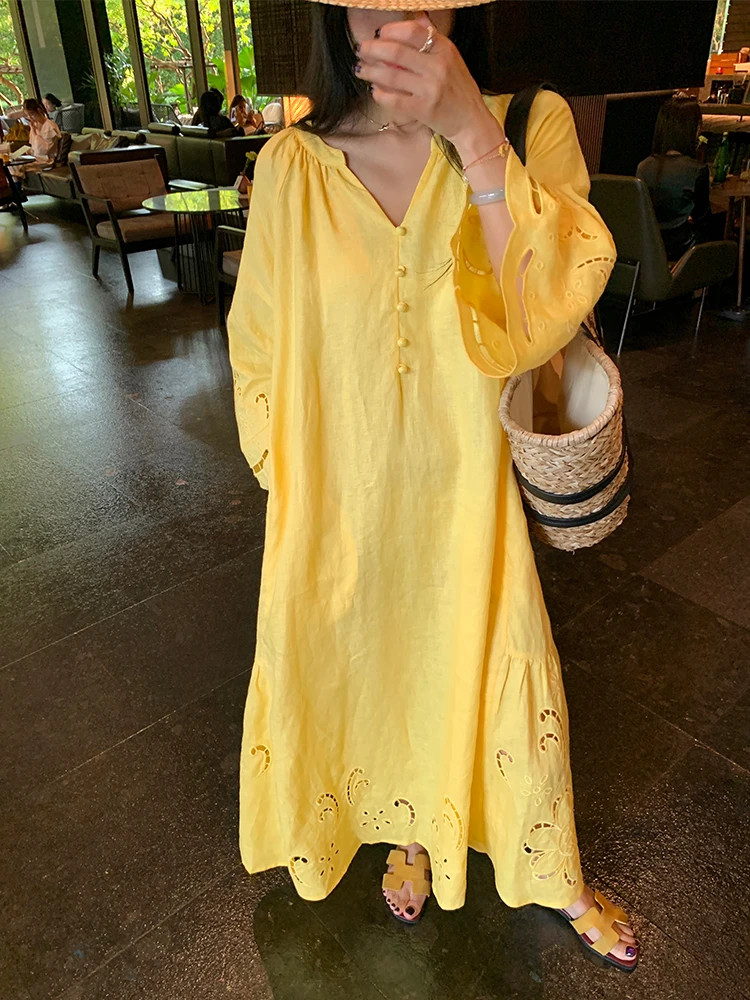 Długa lniana spódnica z haftem, luźny krój, dekolt w serek, rozmiar S, ażurowa, nowa kolekcja wiosna 2025, artystyczny styl, luźna talia.