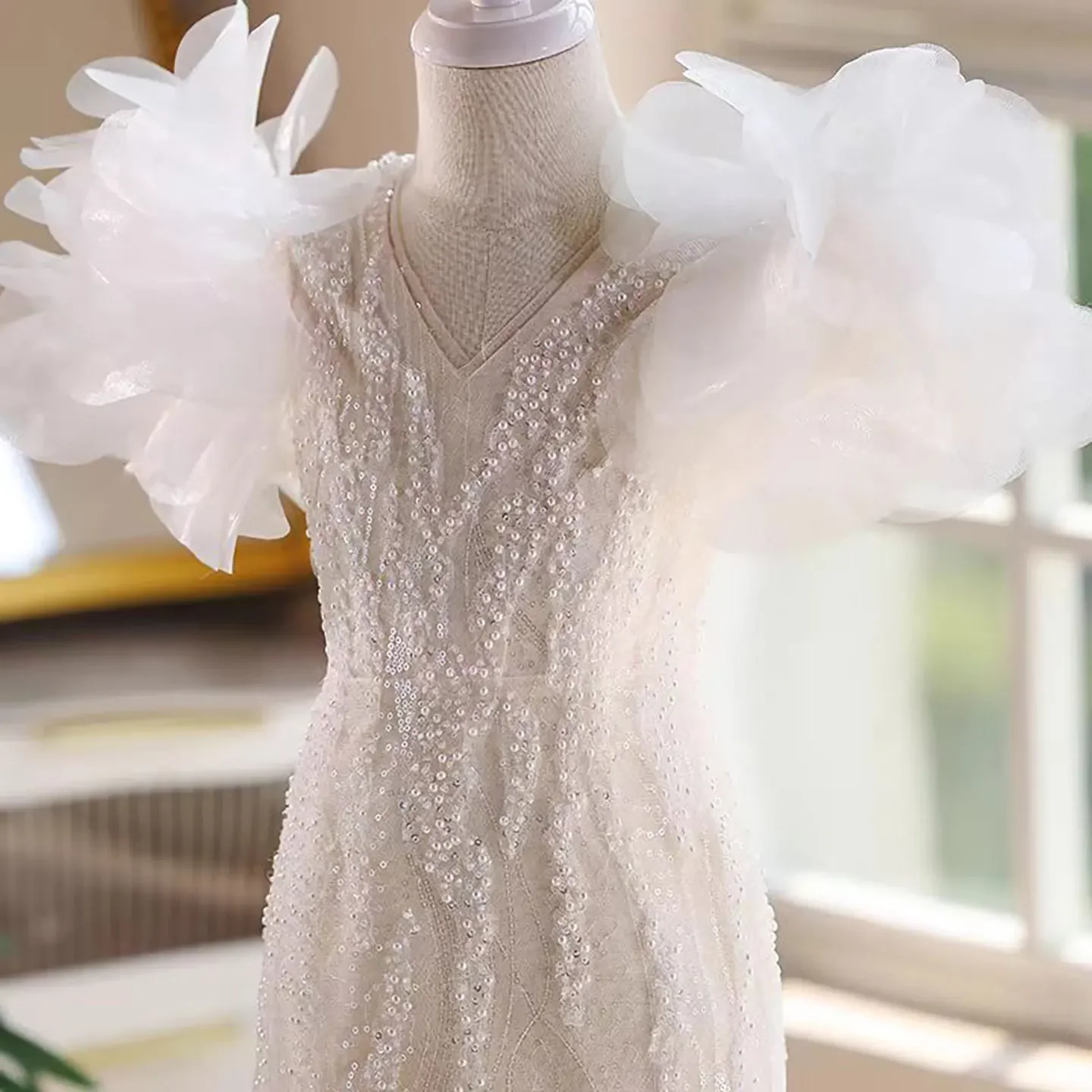 مخصص الأبيض ريشة مطرز زهرة فتاة اللباس أول عيد الميلاد حفل زفاف الأميرة ثوب Fساتين اطفال Sheerese بن