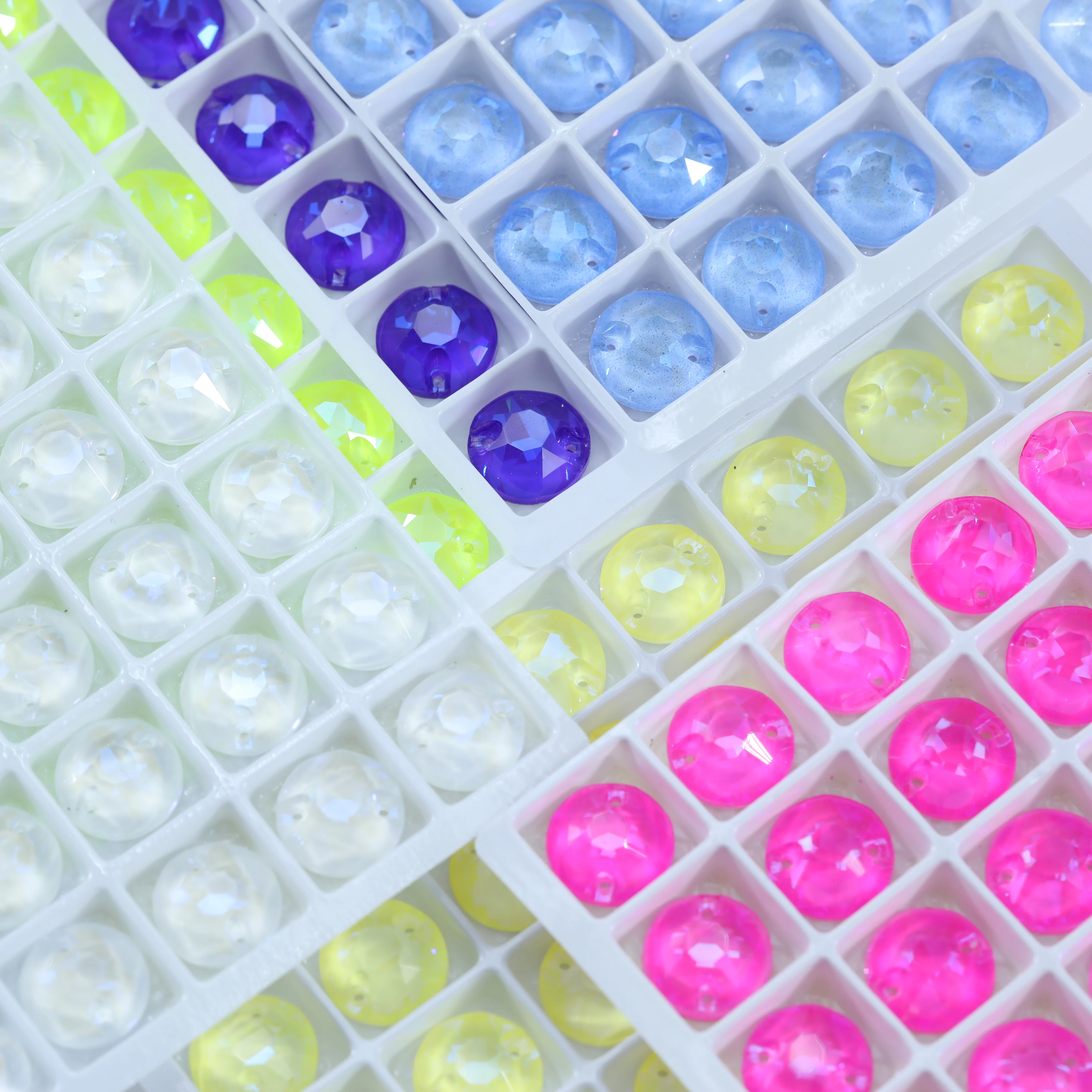 XIRIUS Aufnähbare Doppelloch-Glassteine AB Aurora Fancy Strasssteine für Hochzeitskleider, Brautschuhe, Kleidung, DIY-Schmuck – Detail 4