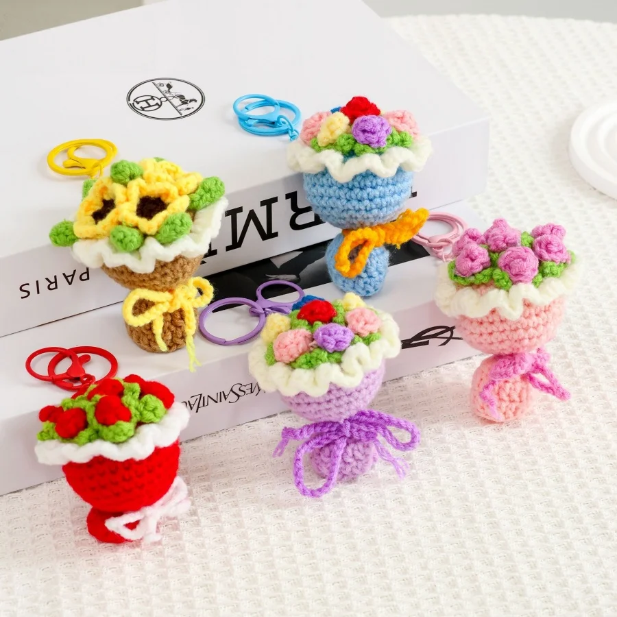 Handmade crochet mini flower bouquet keychain. Soft wool small flower decoration. Girls' heart bag accessory. Birthday gift.