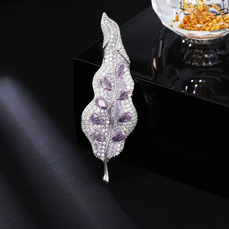 

Легкая роскошная брошь с микроинкрустацией листьями циркония 2025 года, высококачественная брошь, аксессуары для куртки