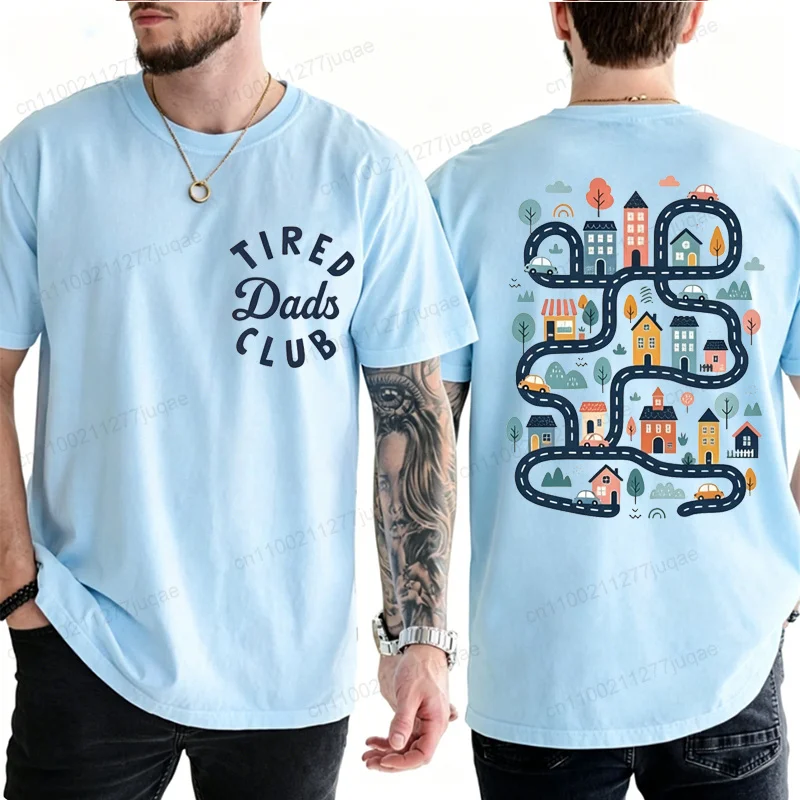 Tired Dads Club Herren-T-Shirt: Bauarbeiter-Vater spielt mit Autos auf dem Vater-Rücken – Kreative T-Shirts für den Weg, die Autorennbahn und als Geschenke für Papa – Detail 4