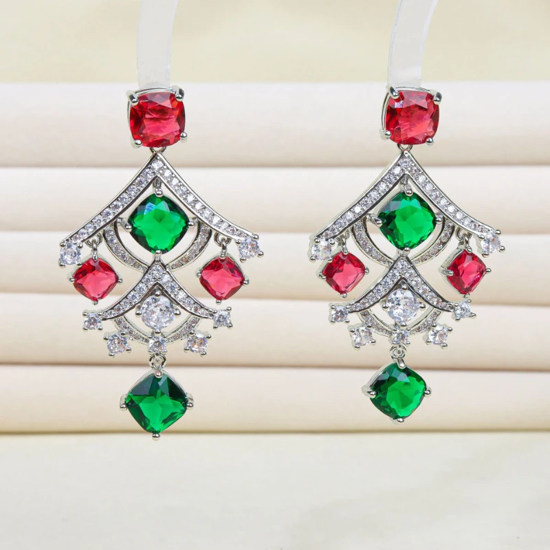 

2025 New European and American retro water drop earrings inlaid with diamonds and hollow lace, fashionable and trendy ear studs