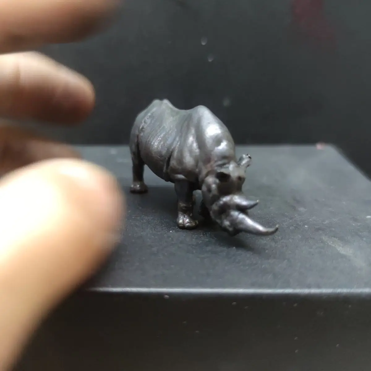 Figurine Creative Black Pure Copper Model Animal Rhinoceros Gifts Statue Tabletop Penholder for Office Home Ornament Statue Toys
