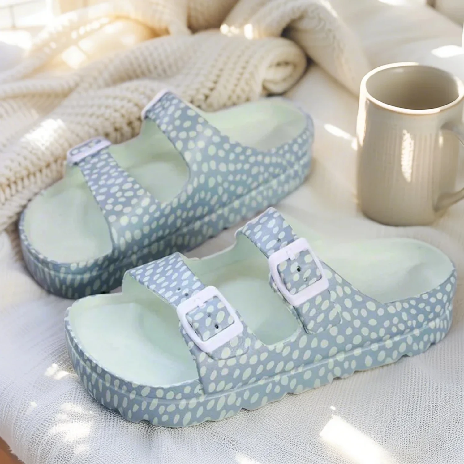 تصميم المنصة ينتهي الأحذية النسائية ذات الهالة الطويلة، بينما تصادم عناصر منقطة حية مع عبوة الموضة. من كومو #2