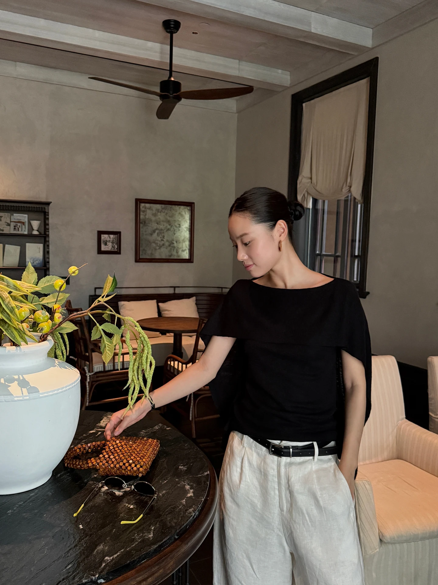 

Женская летняя футболка-топ из ледяного шелка с коротким рукавом, минималистичный дизайн, драпировка, эффект стройности, U-образный вырез, модель Citywalk