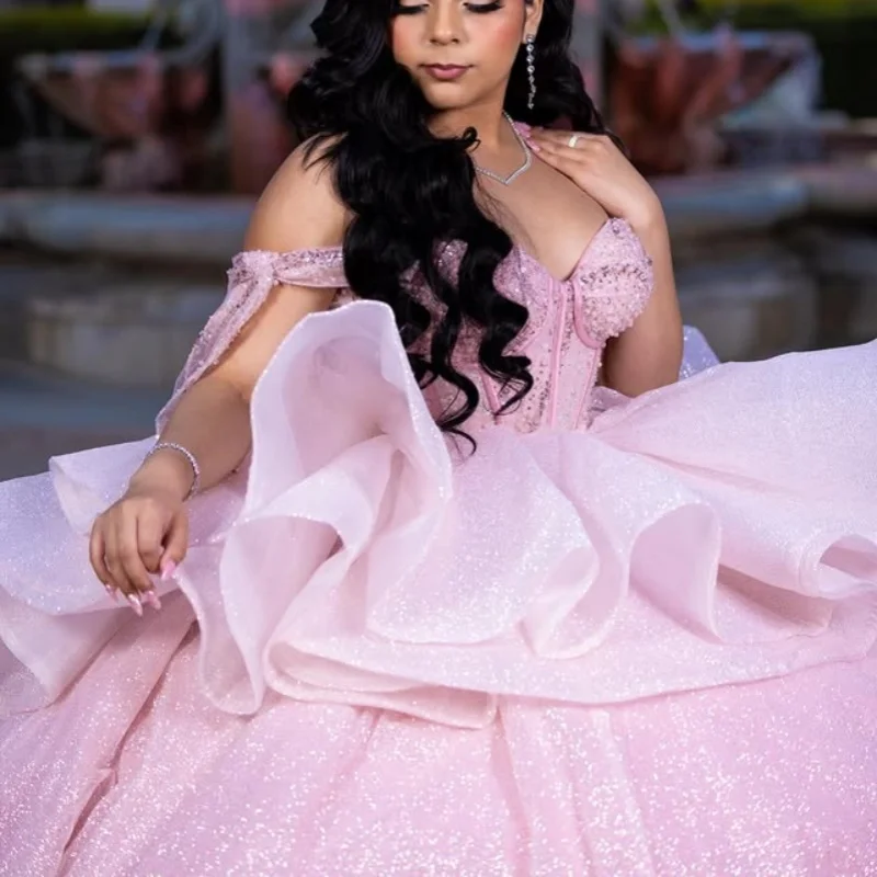 Robes De Quinceanera rose brillant personnalisées, épaules dénudées, appliques De cristal, dentelle superposée, nœud, 15