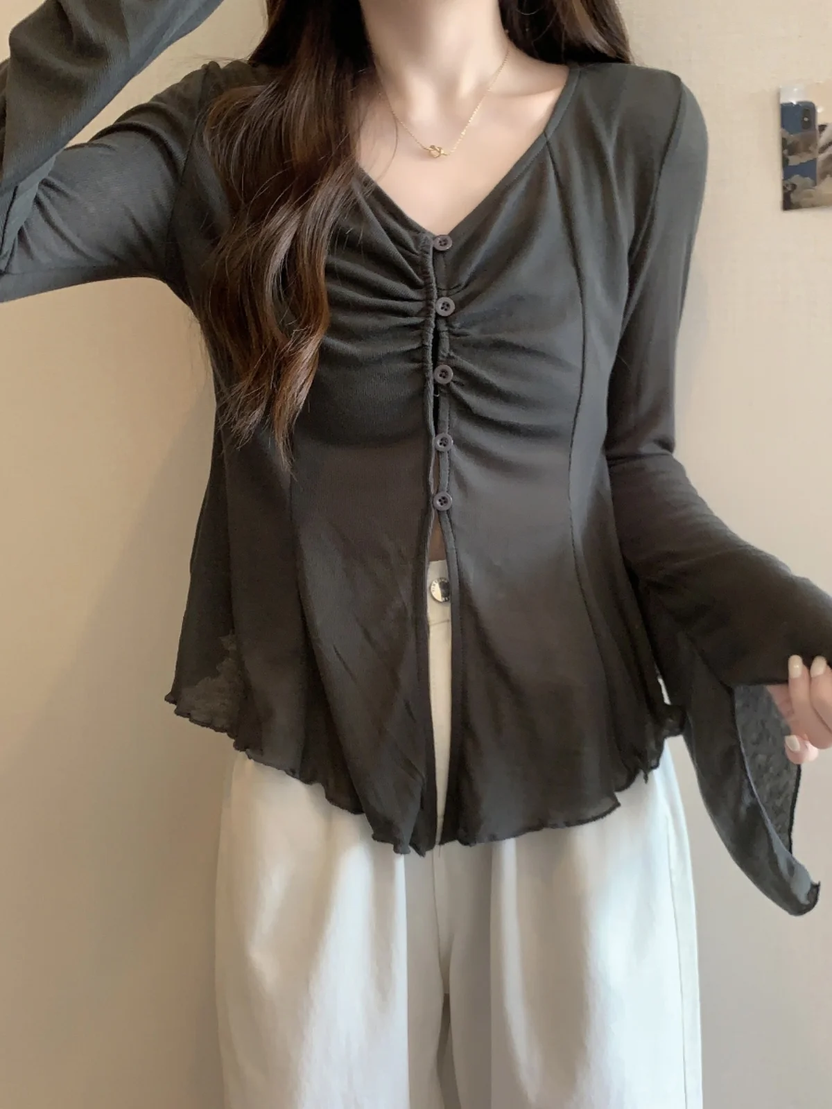 Damski kardigan plus size z dzianiny lodowego jedwabiu, chroniący przed słońcem, odkryty, cienki, letni, narzutka, dekolt w serek, długi rękaw, nieregularny krój.