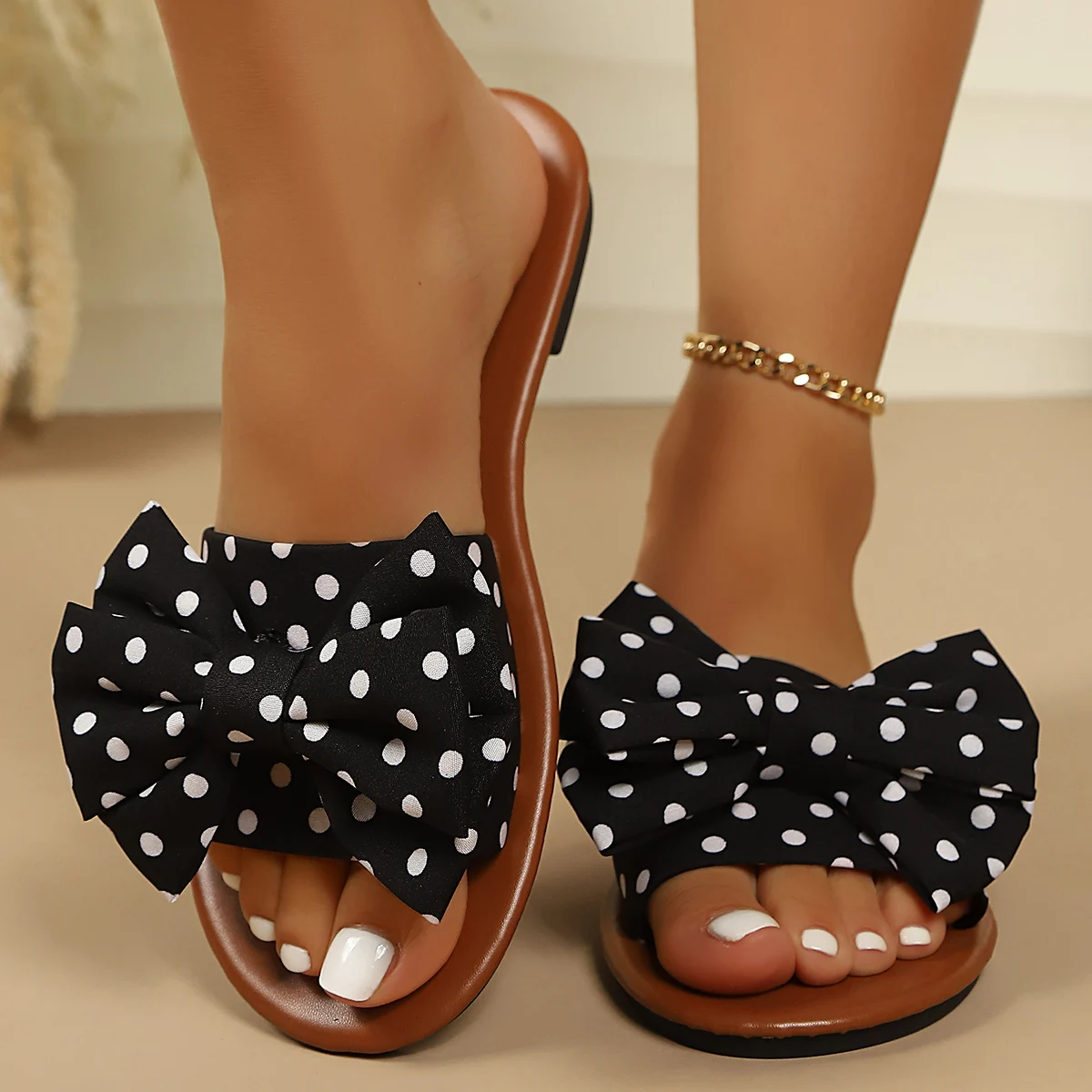 Damen-Slip-On-Sandalen mit gepunktetem Schleifendesign, weichen Sohlen und weichen Oberflächen, bequem und ermüdungsfrei für Zuhause, Reisen. – Detail 4