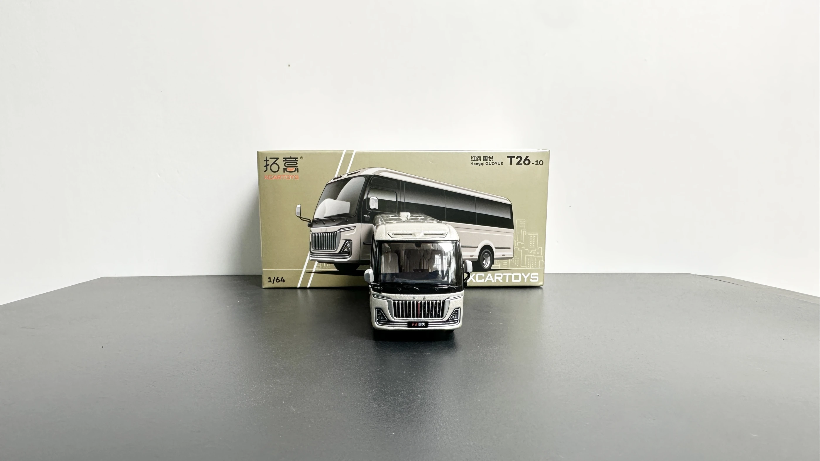 1:64 Bandiera rossa, Guoyue, Ornamento da collezione di autobus CMB aziendali di lusso, modello di auto Guoyue con bandiera rossa Tuoyi