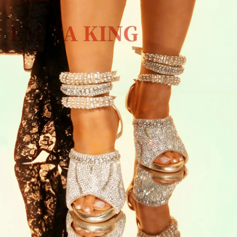 Sandalias doradas con adornos de pedrería, zapatos de tacón alto con diseño de punta abierta y tira en el talón para mujer, zapatos de tacón con tiras de cristal en el tobillo, ideales para vestidos de fiesta y bodas.