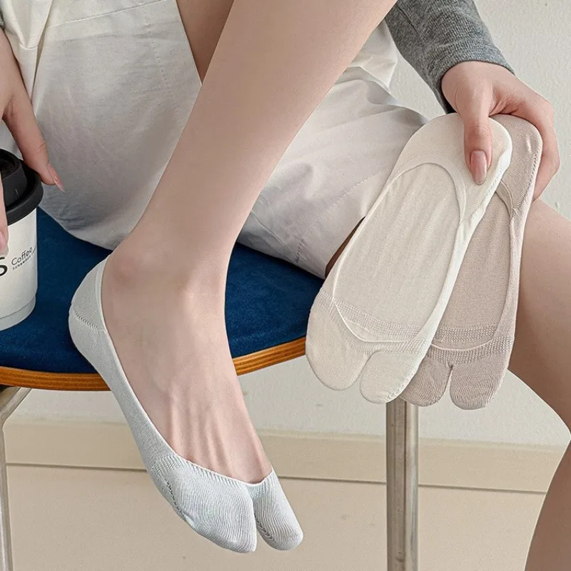 

Women Summer Thin Two Finger Boat Socks Ultra Thin Non-slip Breathable Split Toe Socks Harajuku Soft Comfortable Invisible Sox