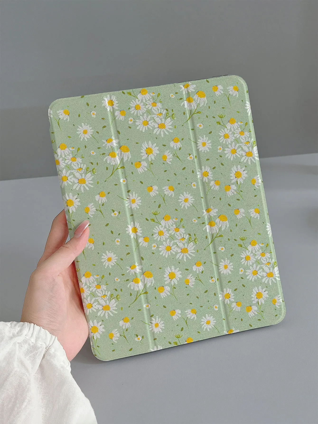 Soft Green Daisy Pattern Tablet Case, Fresh Plant and Floral Design, Suitable for iPad 9.7/10.2/10.5/10.9/12.9/Pro 11 (10Th Generation), Soft Anti-Drop Protection, Smart Stand/Automatic Wake/Sleep Function