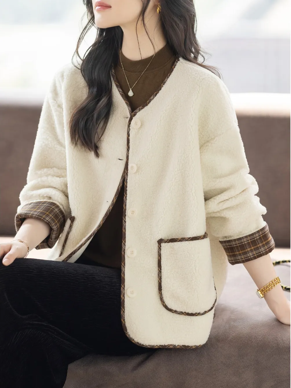 เสื้อโค้ทขนแกะเทียมสำหรับผู้หญิง รุ่นใหม่สำหรับฤดูหนาว ไซส์ใหญ่พิเศษ สำหรับสาวอวบ สไตล์เรโทร คอวี ติดกระดุม แขนยาว