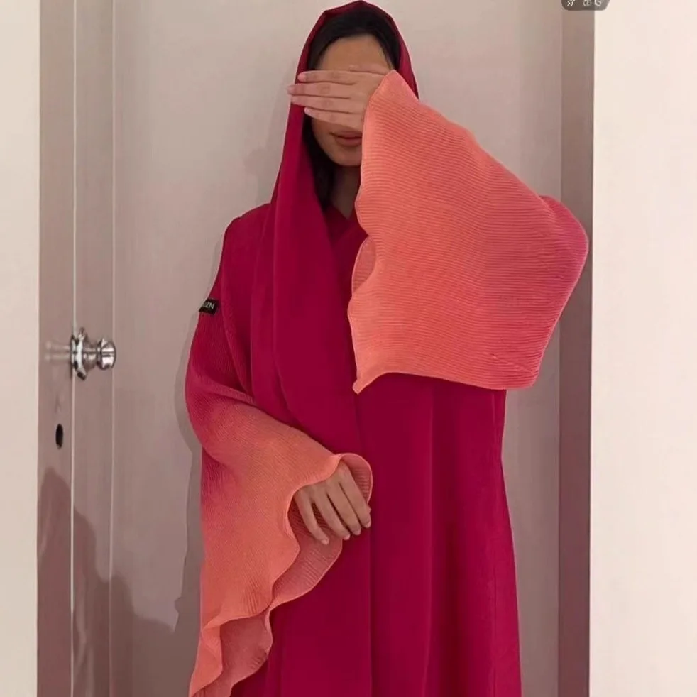 رداء نسائي بأكمام على شكل أوراق اللوتس العربية في الشرق الأوسط مع أصفاد واسعة وتصميم مخطط وسترة حجاب متدرجة اللون