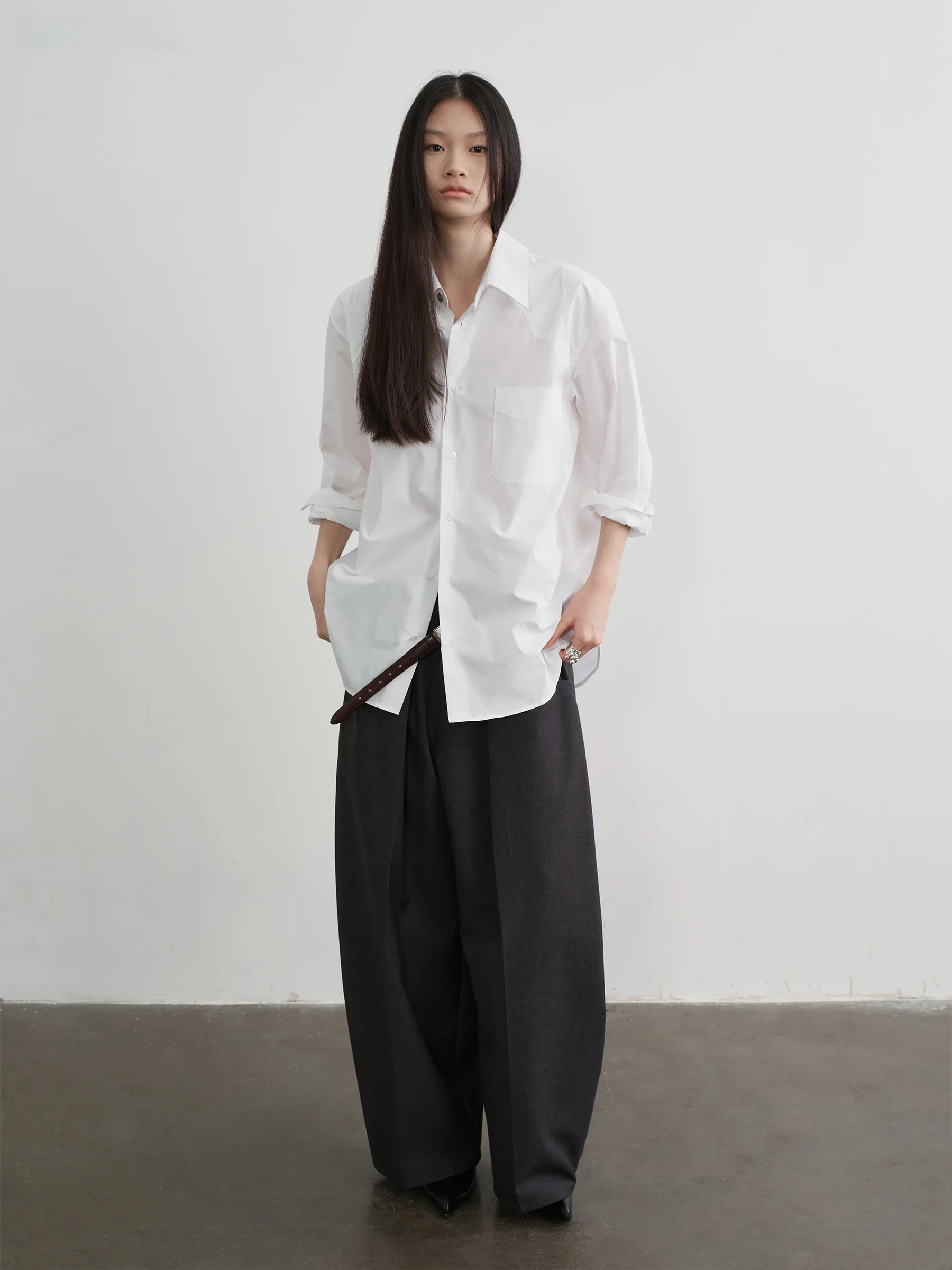 

Классическая белая рубашка из 100% хлопка, свободного кроя, с длинным рукавом, базовая модель для повседневной носки, женская, модная, весенняя коллекция, производство Китай.