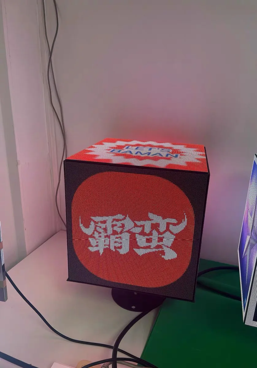인기 판매 HD 광고용 LED 큐브 스크린, 90도 직각 무이음 LED 큐브 디스플레이 스크린