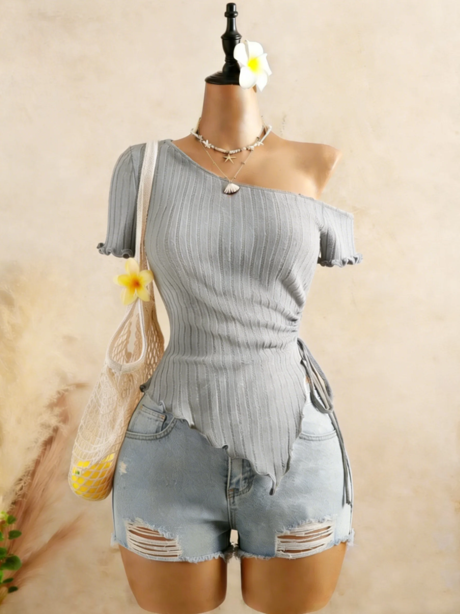 Damen One-Shoulder-Kurzarm-Top aus geripptem Strick mit seitlichem Kordelzug, gerafftem asymmetrischem Wellensaum, schmaler Passform, einfarbig schwarz, Sommer Y2K T-Shirt – Detail 2