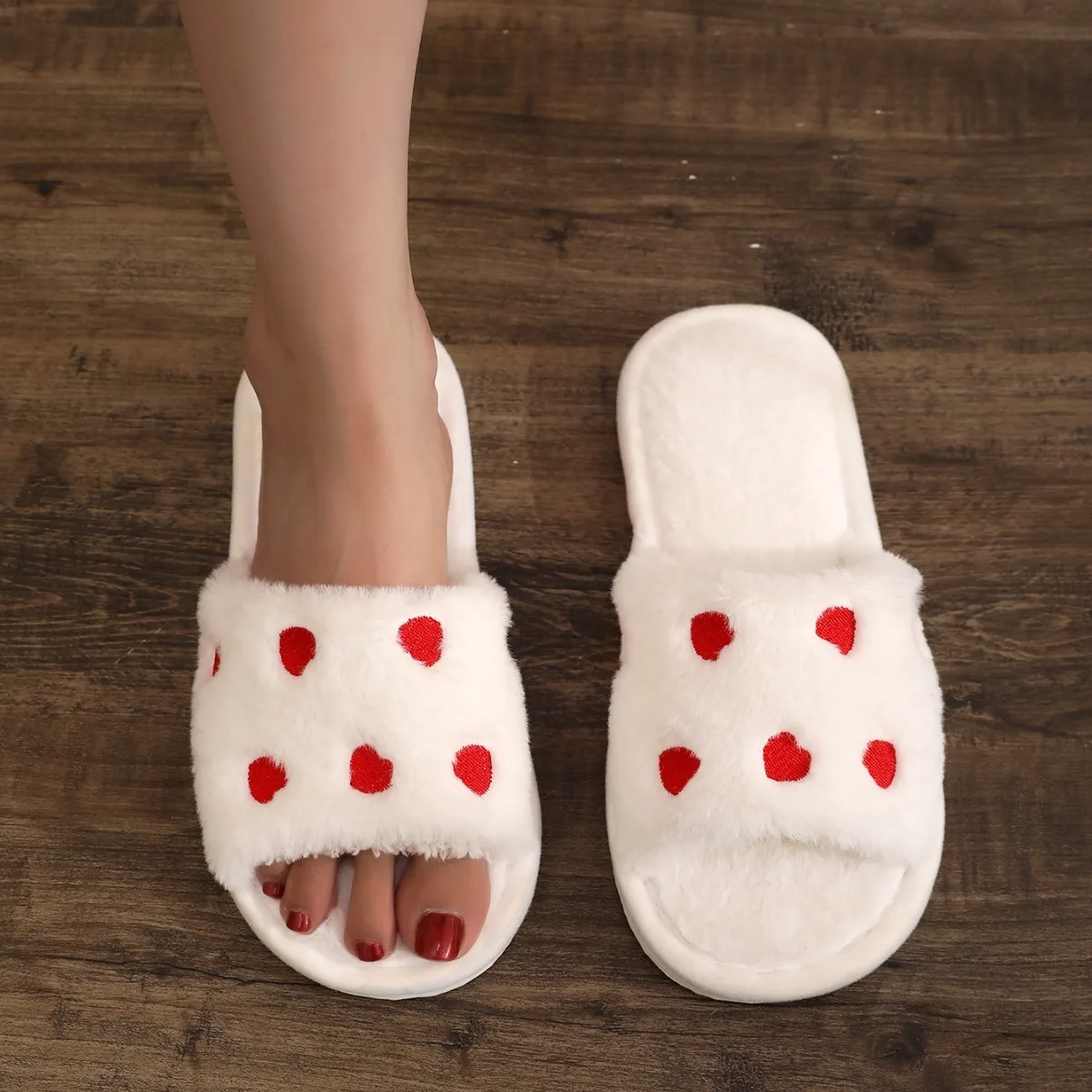 Zapatillas de casa con punta abierta para mujer y niña, pantuflas mullidas con corazón bordado, suela suave de piel a la moda, novedad de otoño y primavera