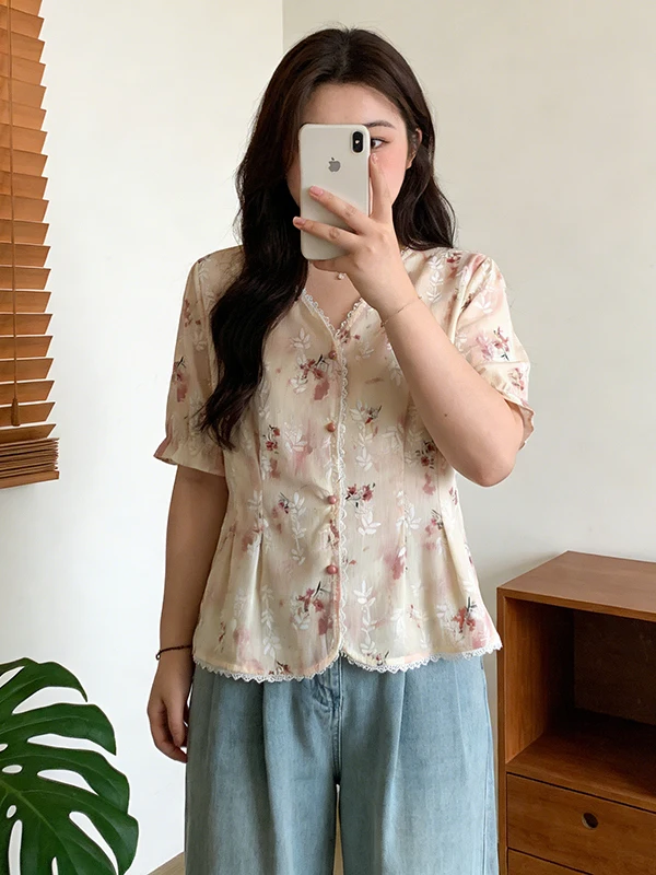 

Женская рубашка больших размеров с нежным цветочным принтом, V-образным вырезом, стройнящим дизайном, летняя, новинка 2026 года, повседневный топ с коротким рукавом