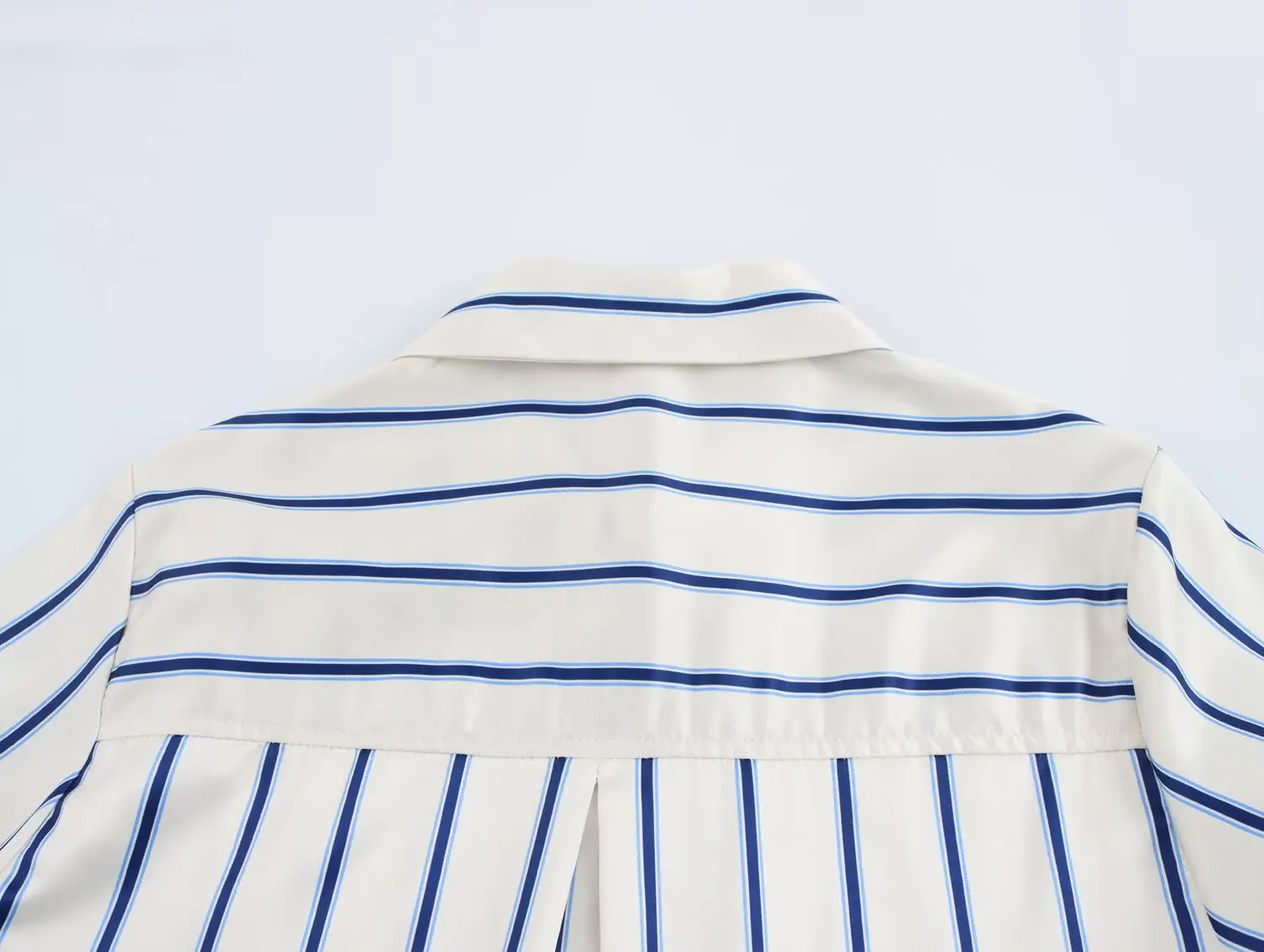 เสื้อเชิ้ตผู้หญิงสไตล์ยุโรปและอเมริกา แฟชั่นอเนกประสงค์ ปกเสื้อแบบปกเชิ้ต แขนกว้าง ลายทาง ทรงเข้ารูป ปี 2025