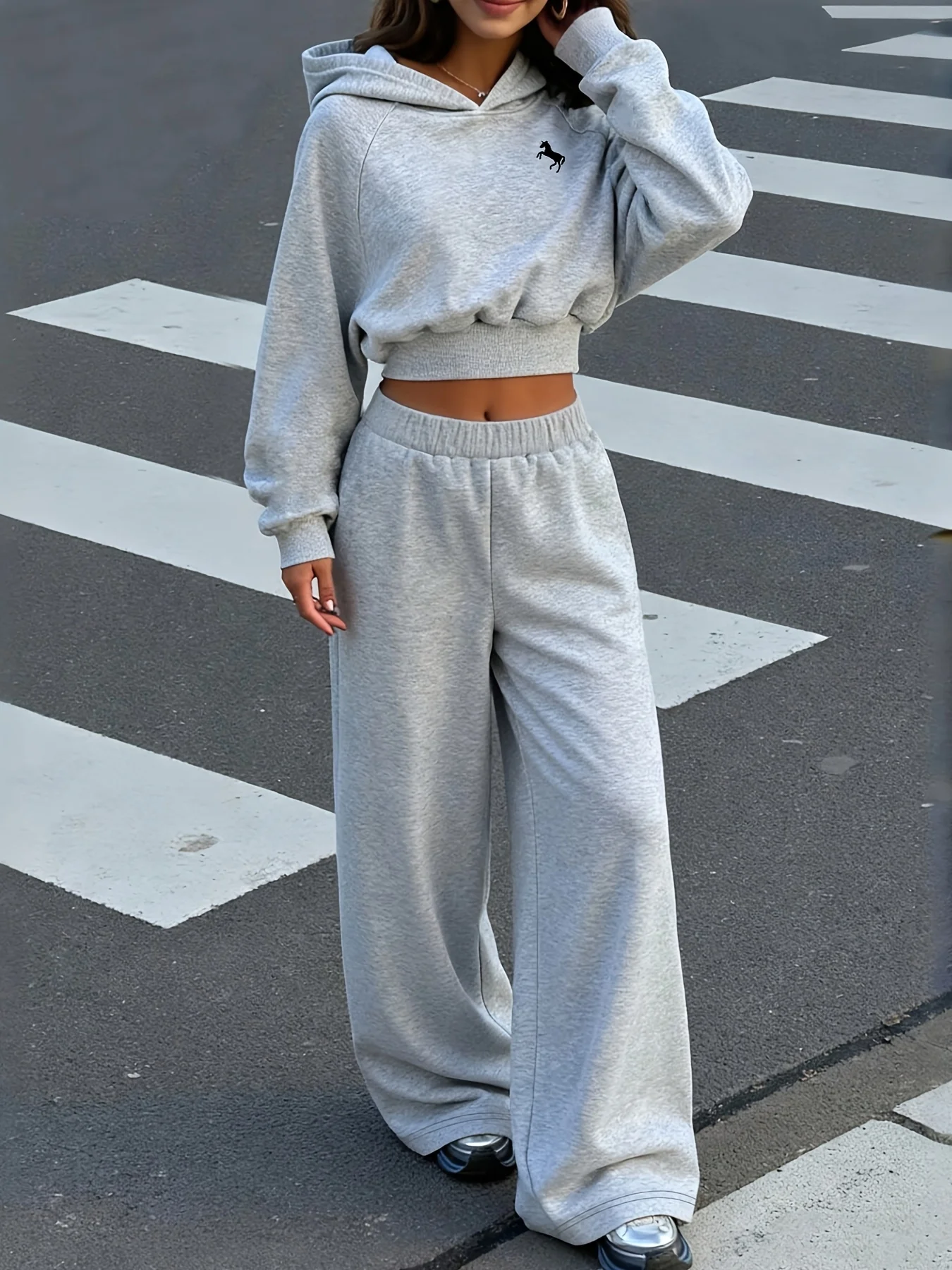 Teenage Girls' Autumn and Winter Casual Outfit: Girls' Casual Hooded Raglan Sleeve Sweatshirt and Wide-Leg Pants Two-Piece Set, Suitable for 12-16 Year Old Girls, Versatile Clothing for Home and Outings