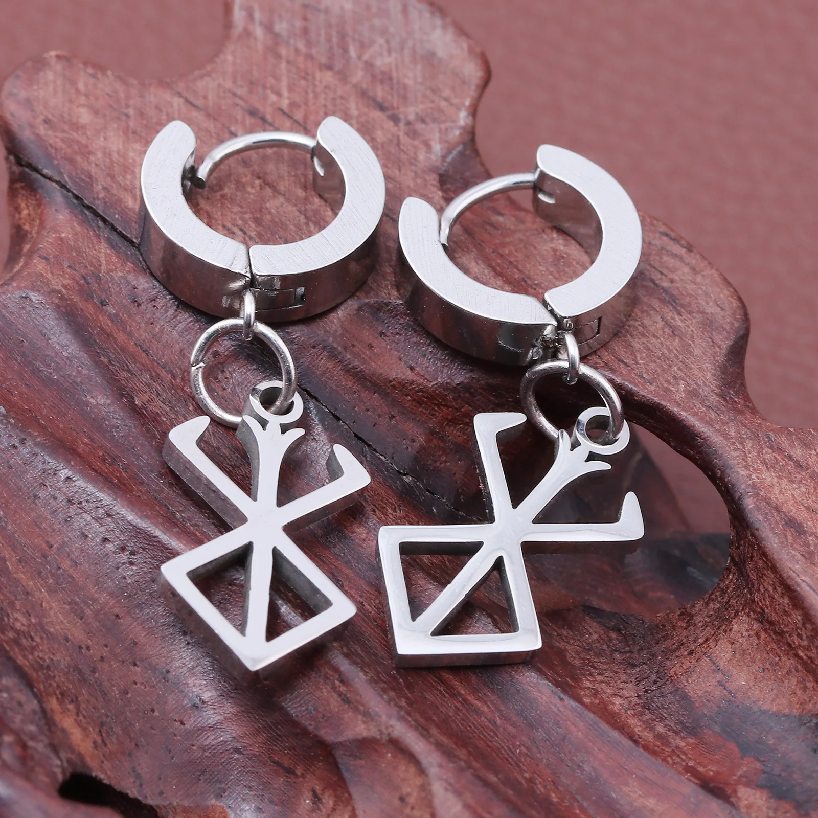 Japanese Anime Berserk logo Brand of Sacrifice Earrings Pendant Black Swordsman Guts Metal Cosplay Toys Jewelry Gifts