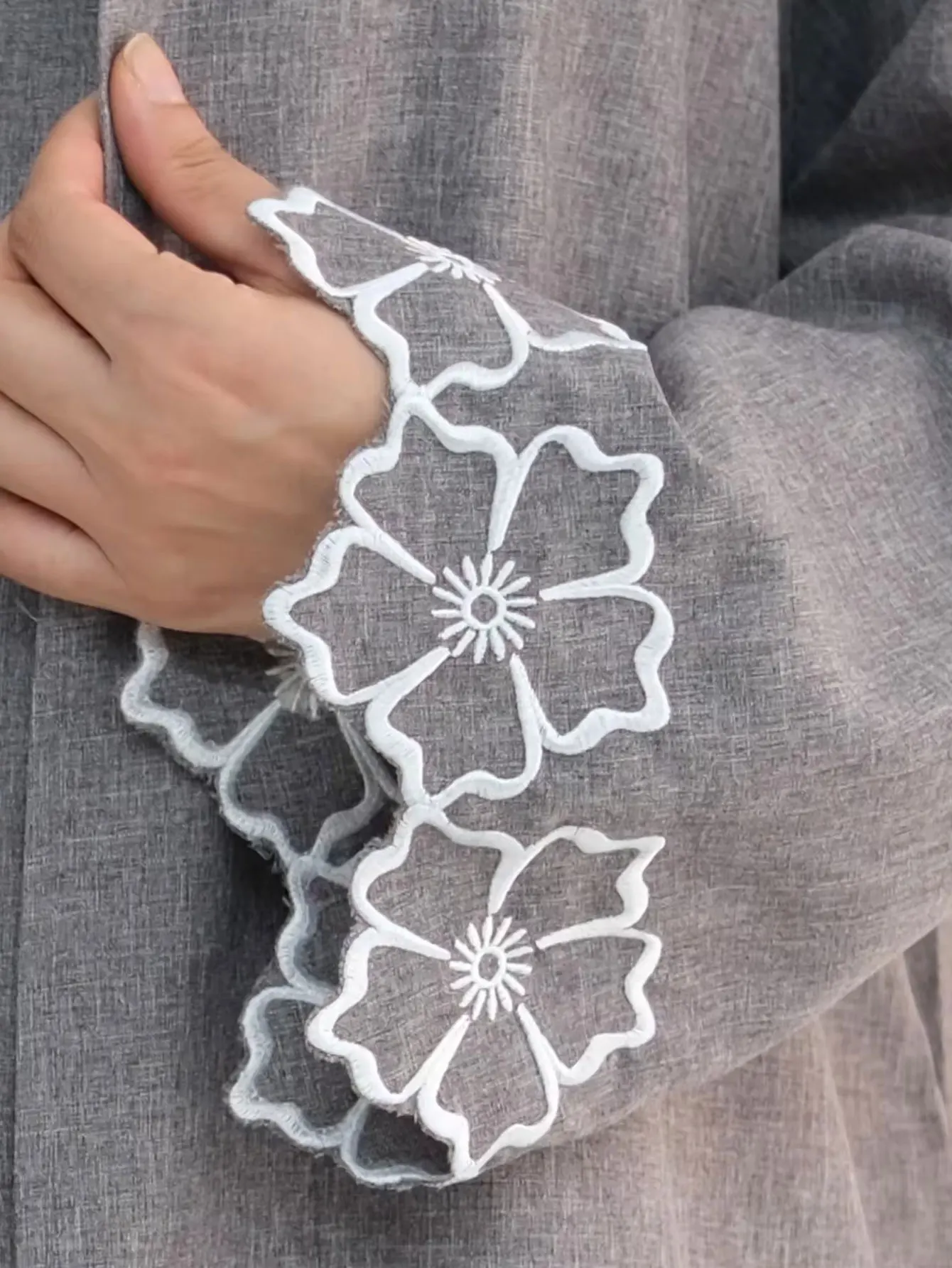 السعودية 2025 عباية جديدة باللون الأخضر العسكري مع أساور مطرزة بالزهور ملابس نسائية إسلامية عصرية لمحبي الموضة في الشرق الأوسط