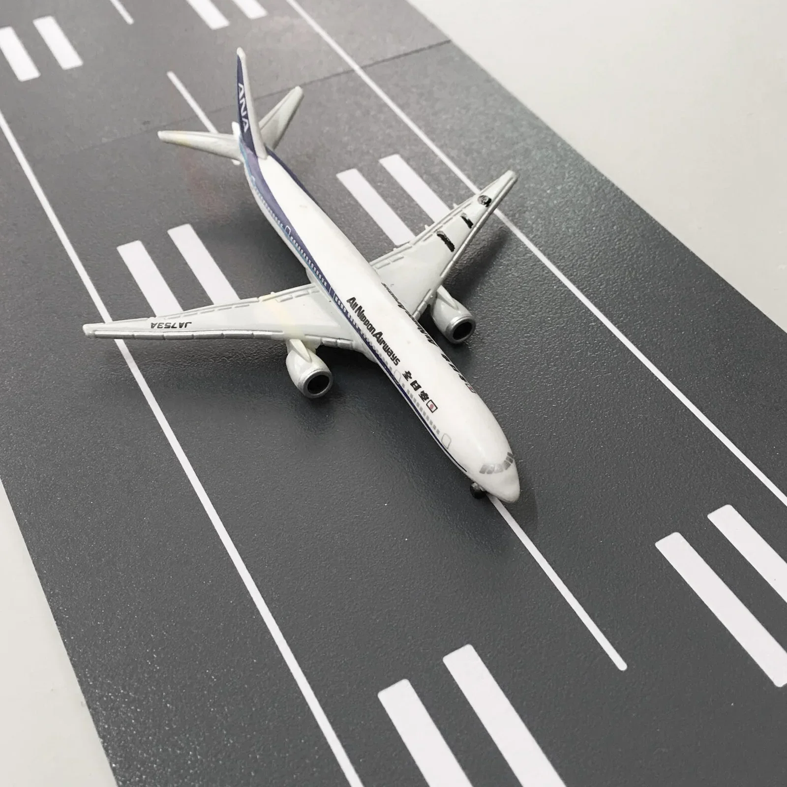 New Plastic Diorama 1:200/400 Airport Runway Model Airstrip Flight Scene Model Display Toy Suitable for architectural models