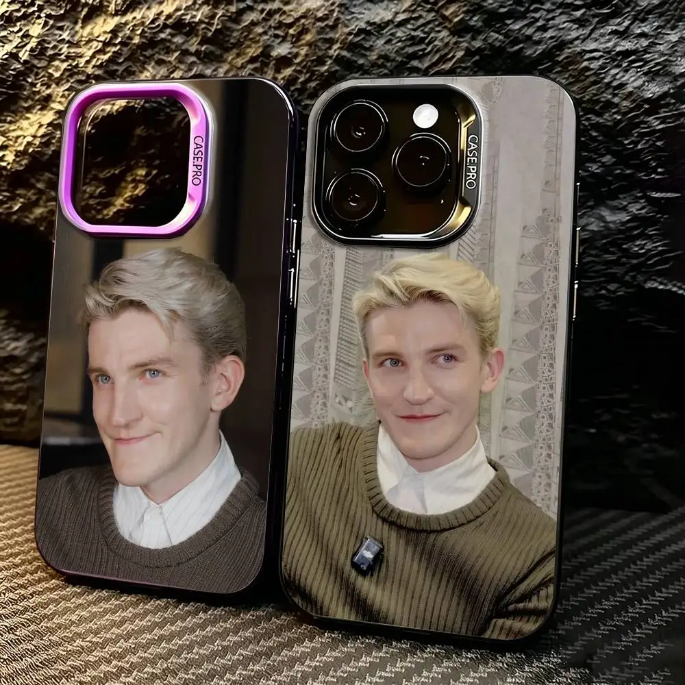 Funda para Teléfono Mysterious Actor E-Ewan M-Mitchell para iPhone 17, 16, 15, 14, 13, 12, 11 Plus, Pro Max, XS, Color Plateado