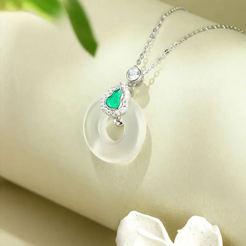 Niche Design Sense Natural White Chalcedony Fulu Necklace Pendant Ice Transparent Safety Buckle Necklace Women Vintage Jewelry