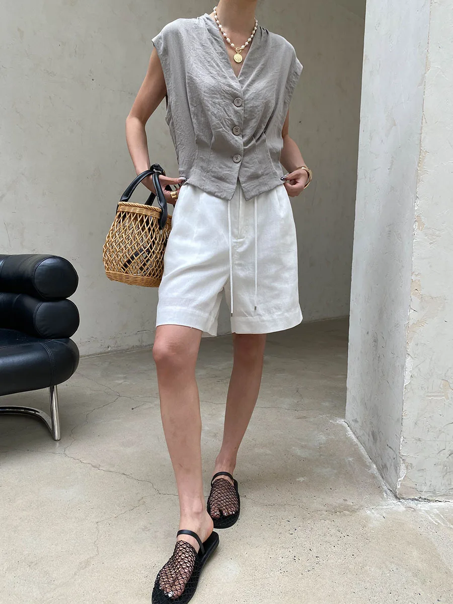 Sommerliche Damen-Weste in unifarbenem, lässigem Design mit Schultertasche, plissiertem V-Ausschnitt und ärmellosem Schnitt. – Detail 8