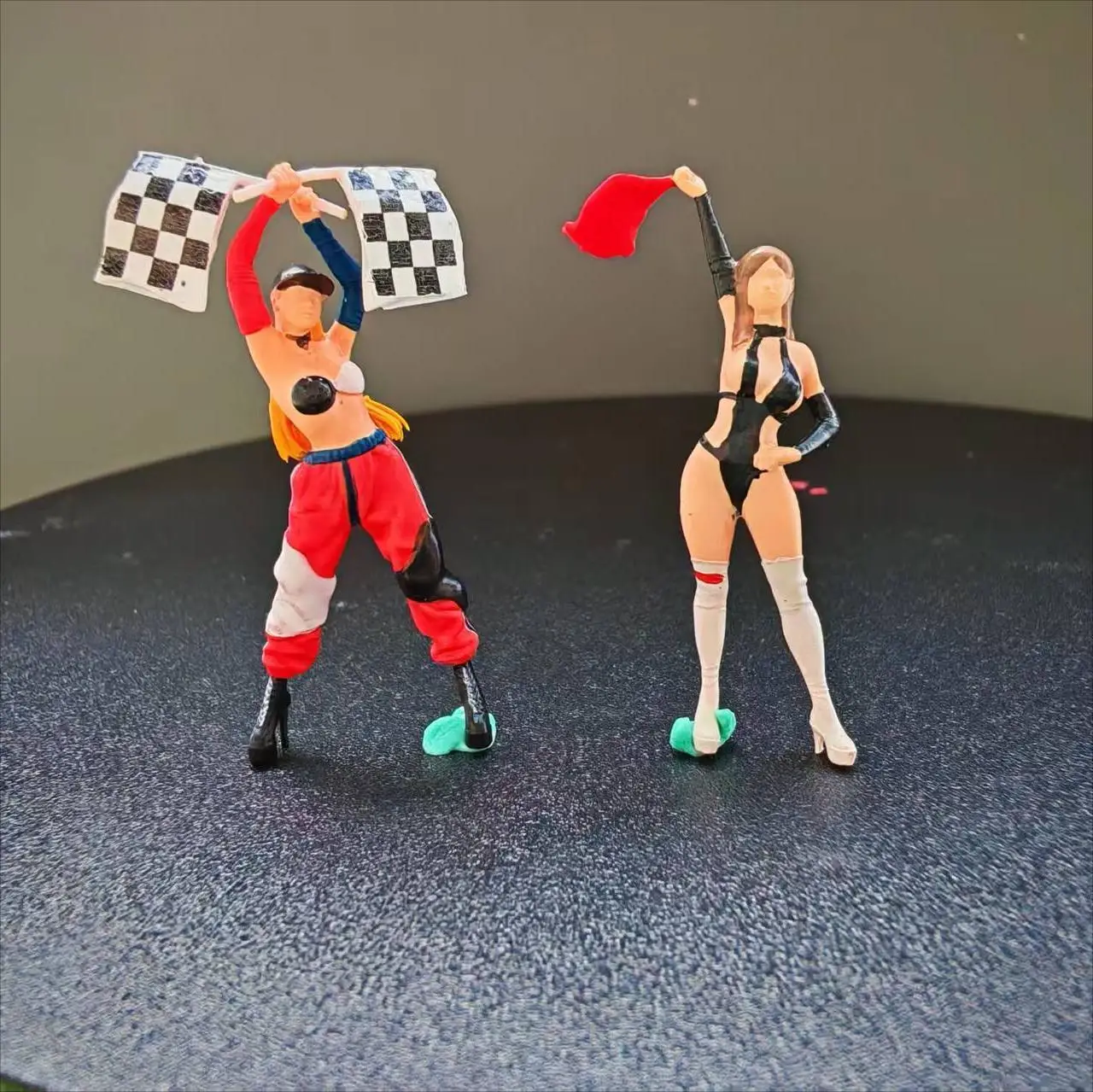 Minifigure 1:64  Figures Racing Flag Bearer Model Miniature Figure Creative Photography Display Collection Garage Decoration