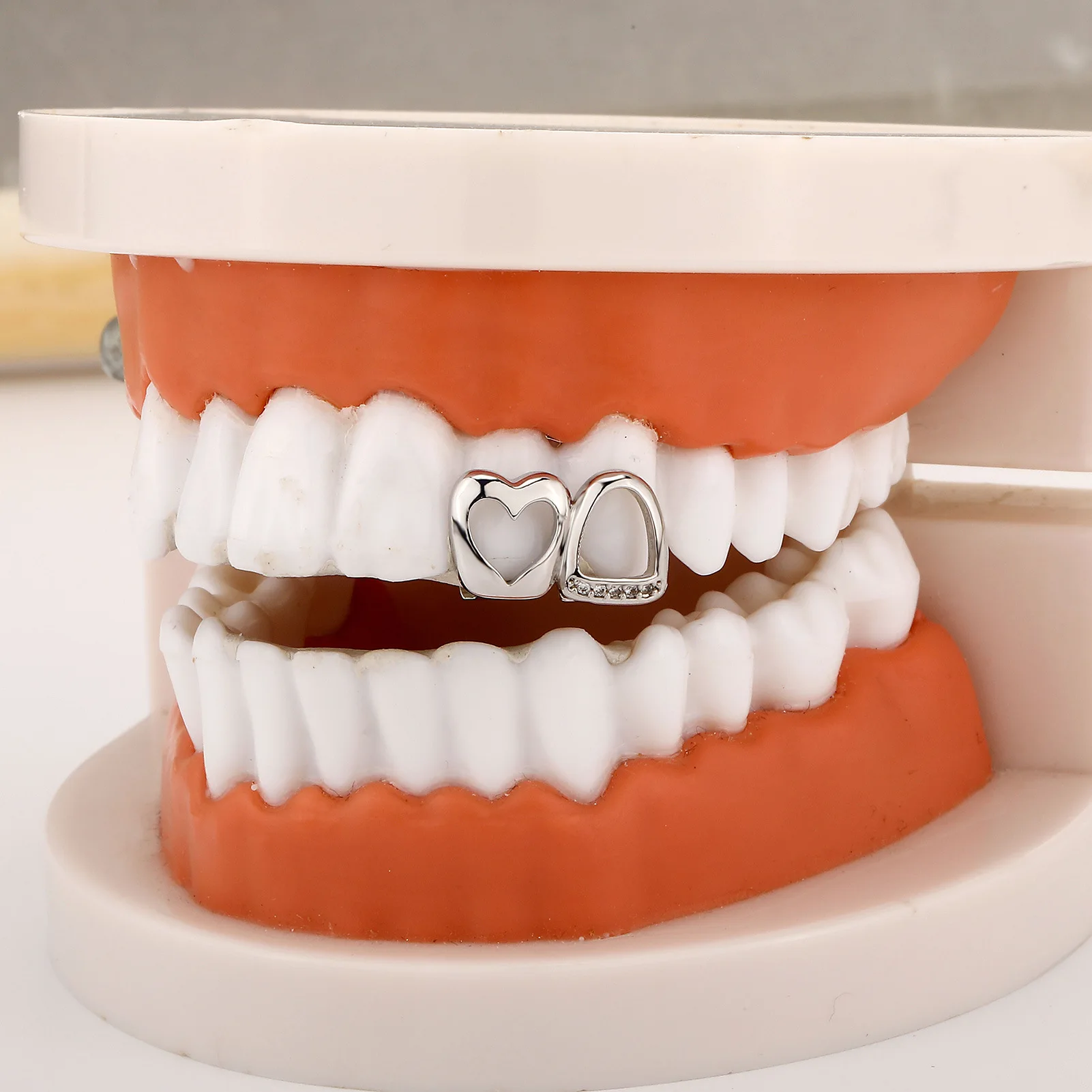 Hip-Hop Doppel-Hohlherz CZ-Stein Grillz Vintage Punk Zirkon Zahnkappen für Zahnspangen Schmuck Geschenk für Männer Frauen – Detail 4