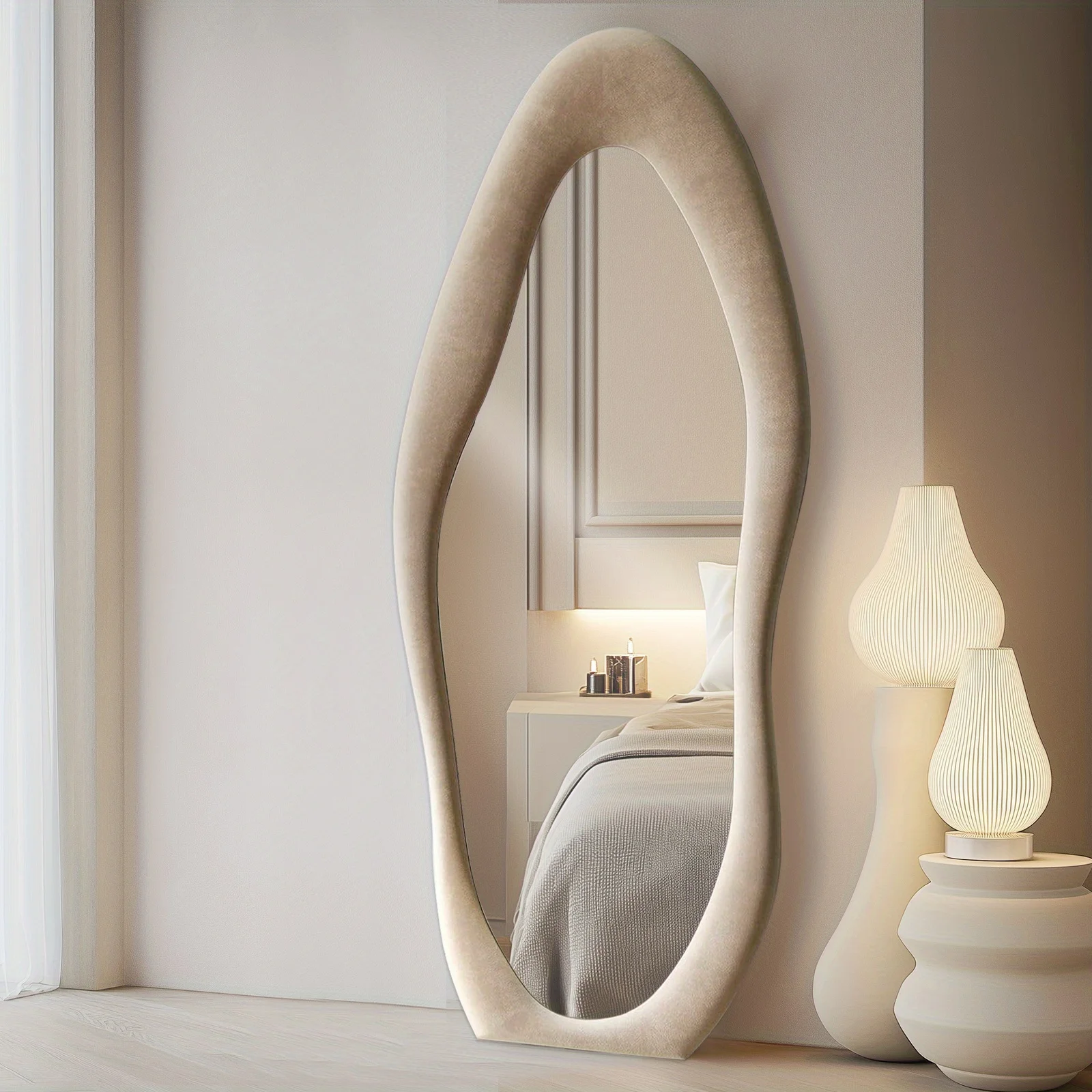 

Зеркало в полный рост 63x24 дюйма, нерегулярной формы, настенное/напольное, с подставкой, в раме из фланели цвета слоновой кости, для настенного крепления или размещения в углах.