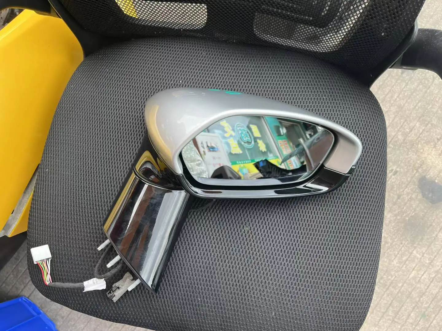 For  Right Front High-end Reversing Mirror  High-quality Original Windshield Bumper Engine Hood Center Console
