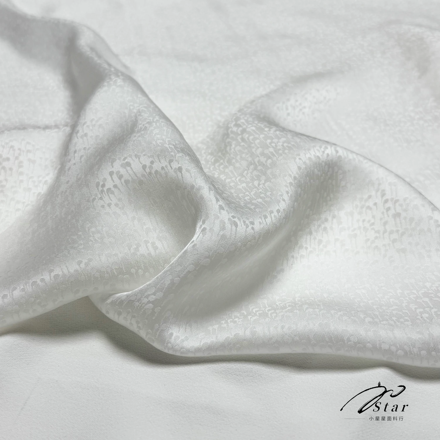 100% Silk Thin White Raindrop Jacquard Silk Satin Fabric Cheongsam Shirt Silk Silk Fabric view 4
