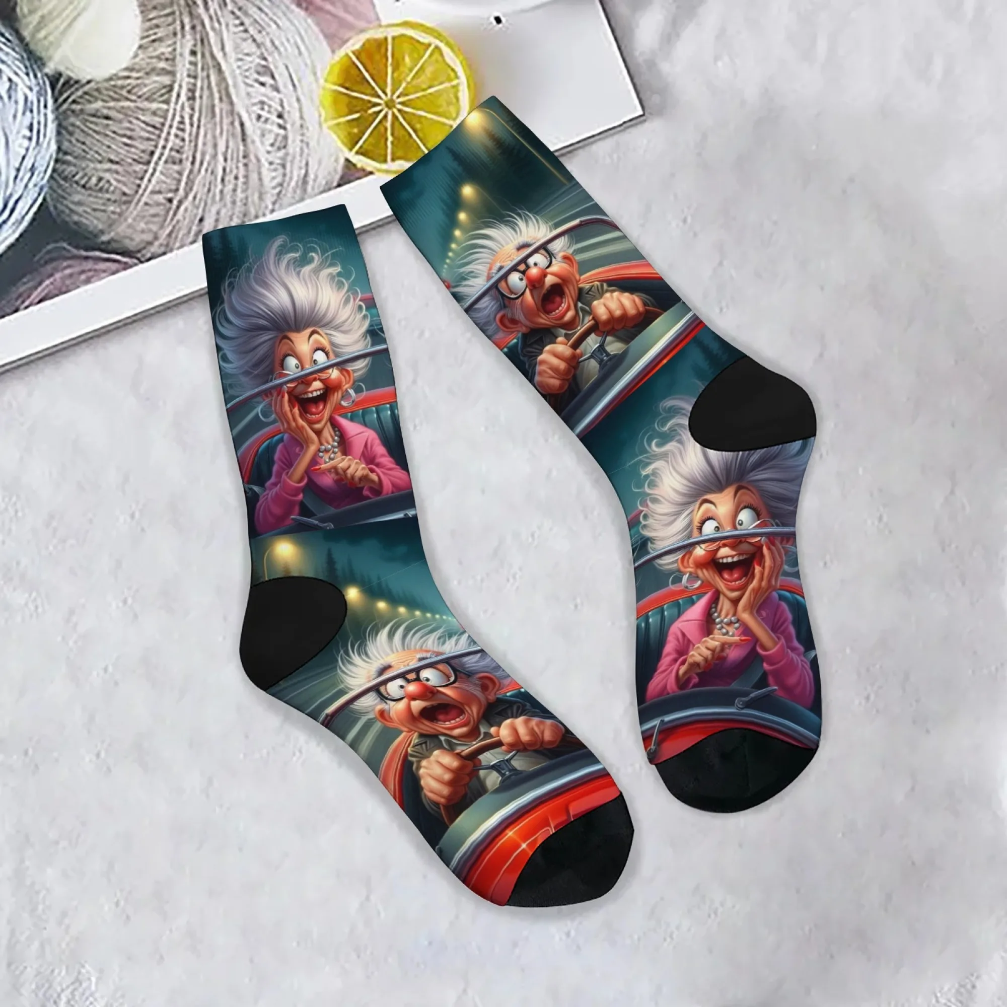 

Комидийная мультяшная иллюстрация пожилой пары вождения красного кабриолета, новинка, забавные мужские носки, носки в стиле Харадзюку в стиле ретро