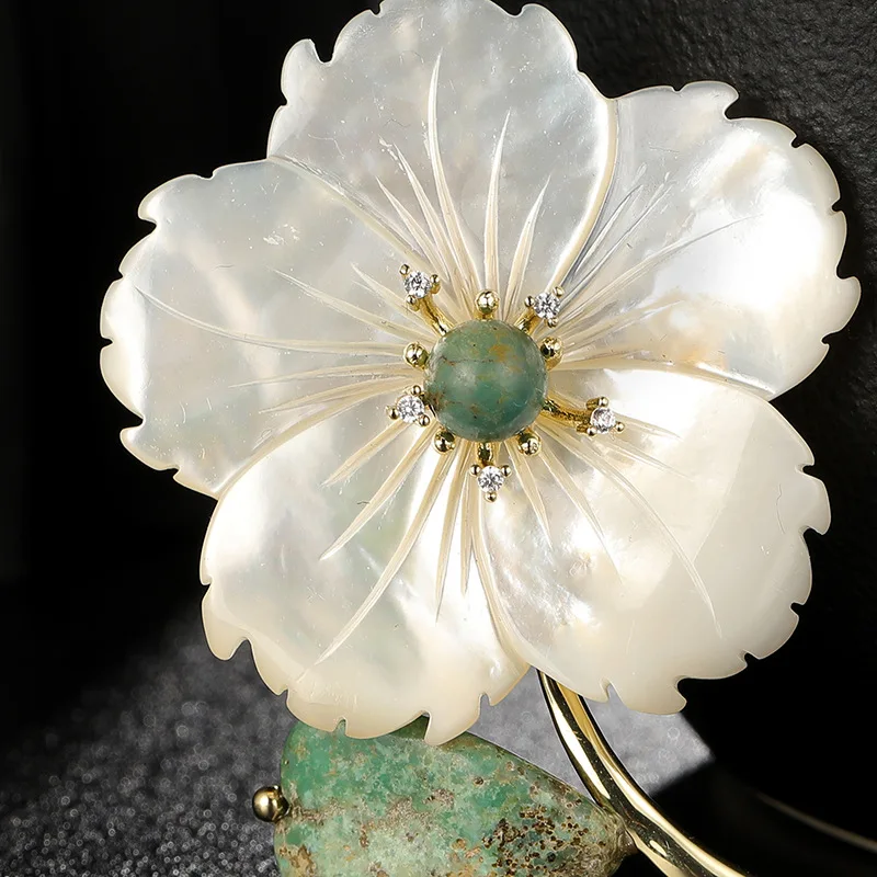 High end Peach Blossom Flower Brooches for Women Natural Mother-of-Pearl Luxury Design Elegant and Grand Coat Accessories Pin
