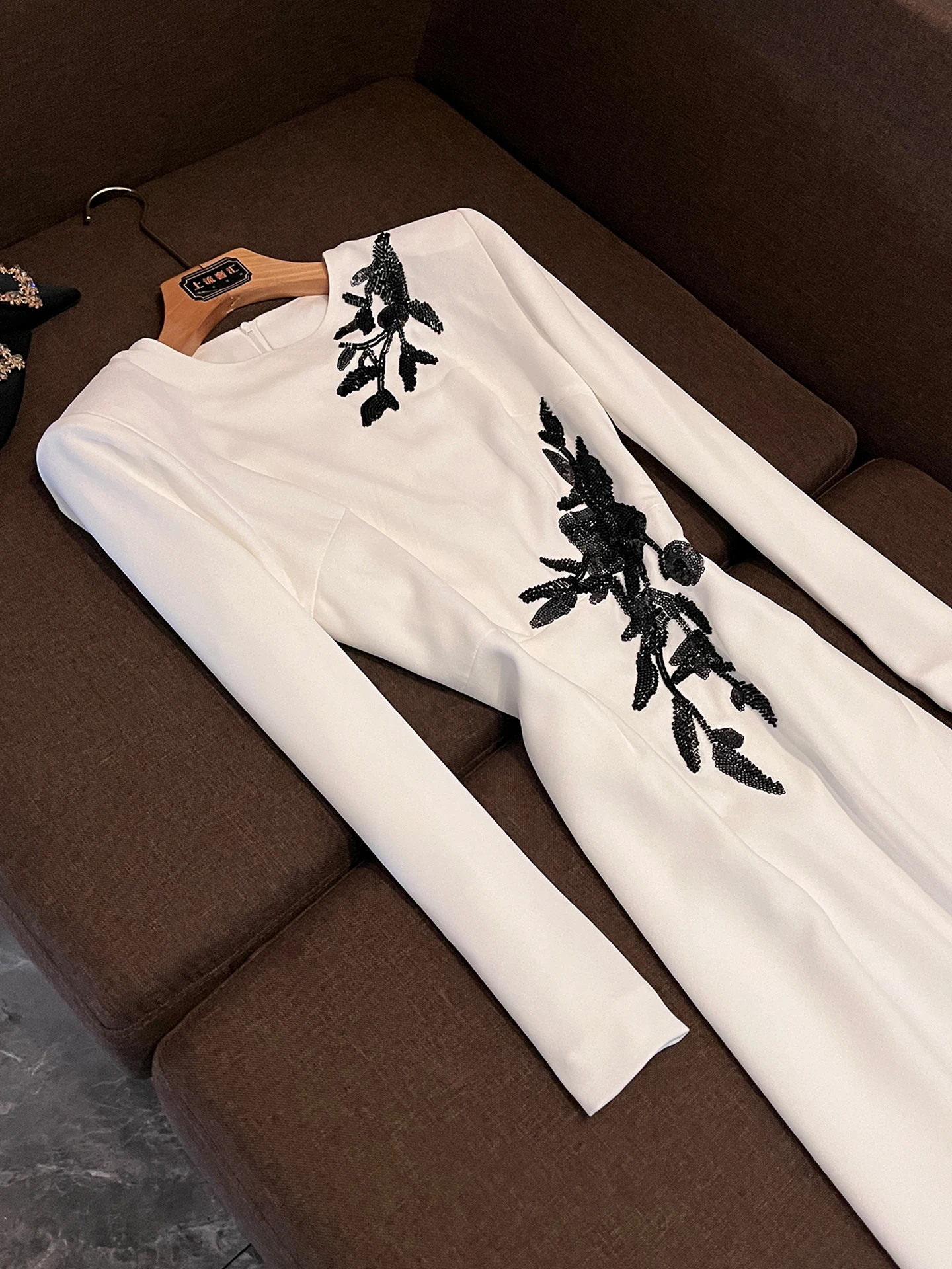 엘레 롱 스웨 플로럴 자수 드 슬릿 AK250 미드 웨이스트 유러피언 슬레 여성 패션 시티 커뮤트 가을 2025