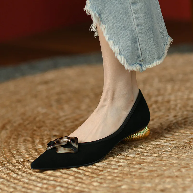 Vintage Metal Clasp Pointed Pumps Women Fashion 2023 Spring Autumn New Shoes for Women Leopard Print Low Heels Woman Shoes
