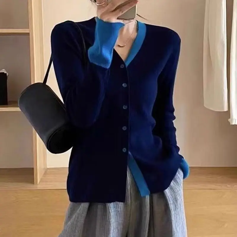 كارديجان محبوك بألوان متباينة مقاس كبير بأكمام طويلة وياقة على شكل V قميص أساسي للارتداء الداخلي نمط جديد للخريف مضاد للشيخوخ...