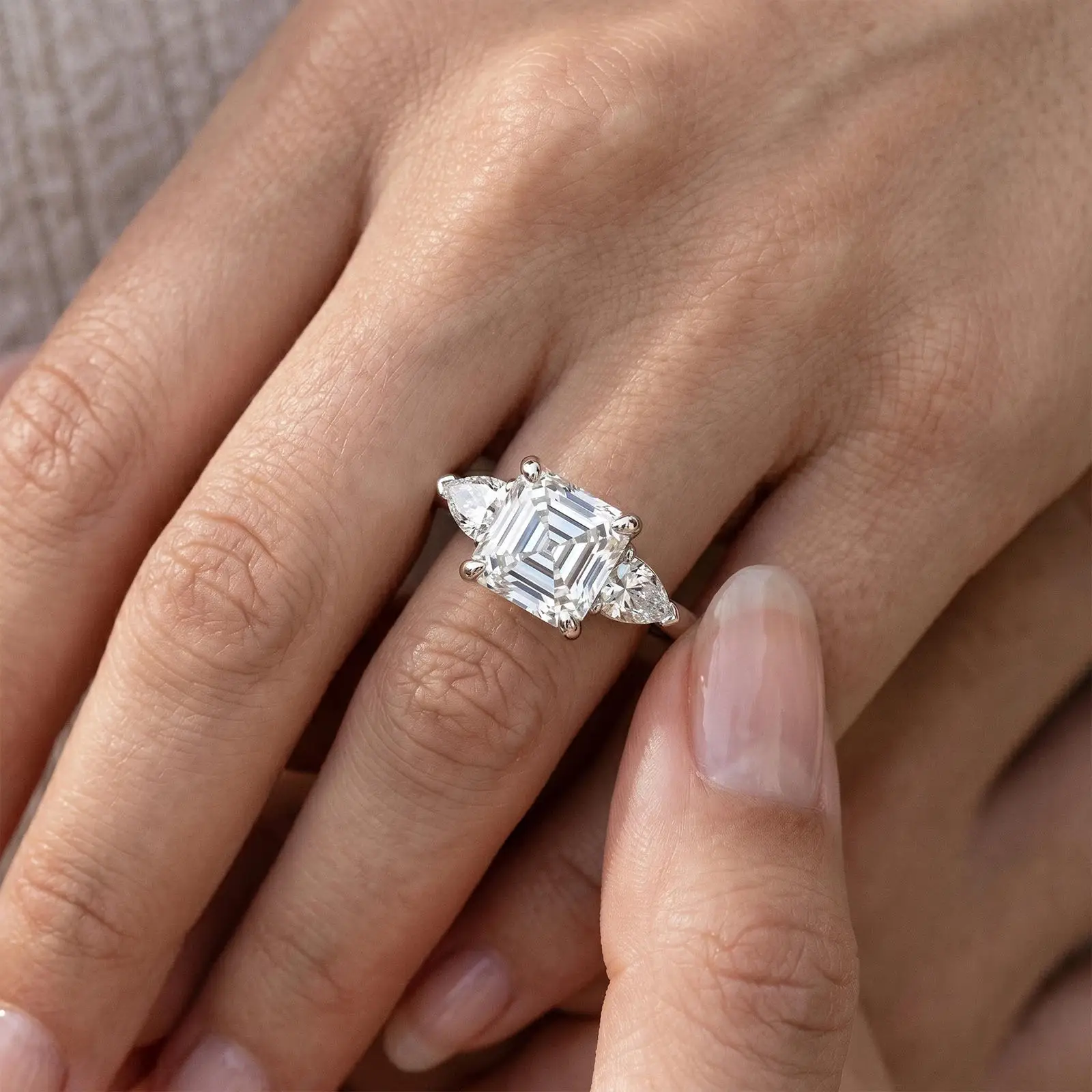 Eleganter Drei-Stein-IGI-1,50-Karat-Asscher-Schliff Laborgezüchteter Diamant-Verlobungs- und Ehering aus Platin 950 EF VS-VVS Jubiläumsgeschenk – Detail 8