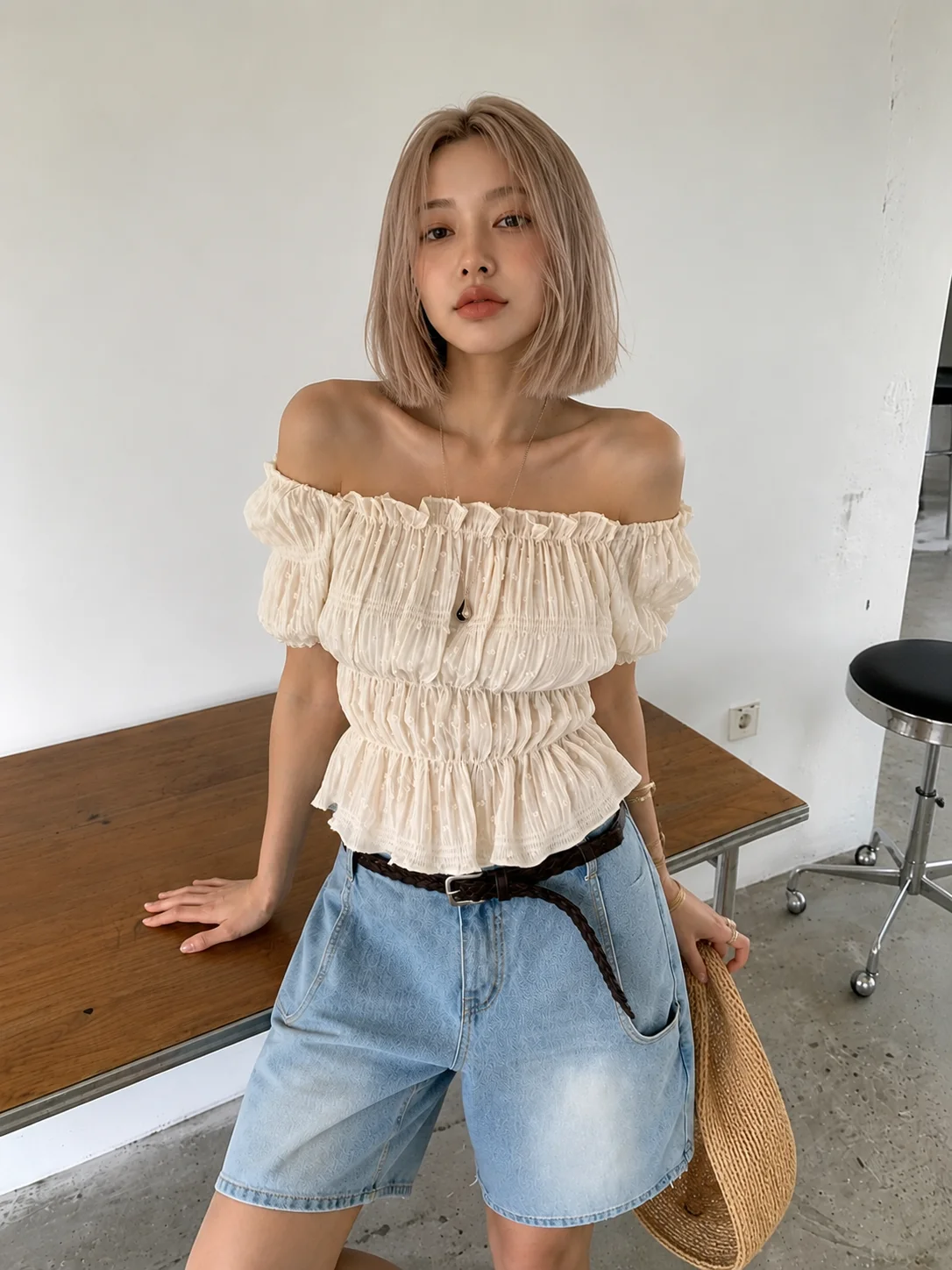 

Short Shoulder Bared Shirt Women's Slimming Waist Design Wood Grain Pleated Korean Style Bubble Sleeve Breathable Skin F...