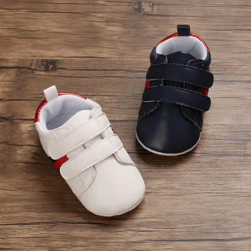 حذاء رياضي كلاسيكي مخطط للأطفال جديد لعام 2025 حذاء رياضي مطاطي مانع للانزلاق بنعل ناعم من جلد البولي يوريثان حذاء للأولاد والبنات لون محظور للأطفال الصغار مشوا لأول مرة