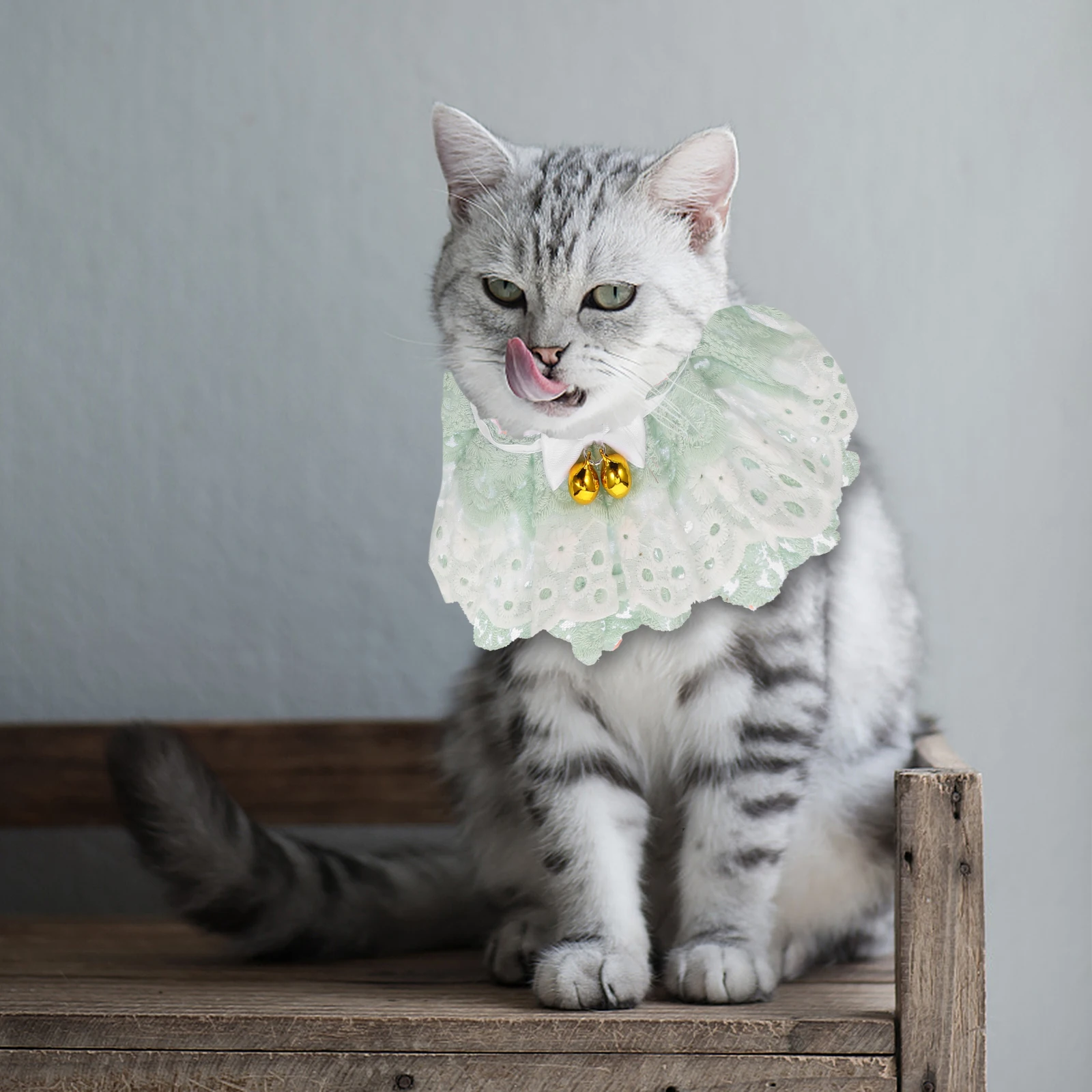 

Cat Scarf Collar Soft Wearable Pet Lace Bells Bib Neckwear for Cats Kitten Christmas Gift Birthday Wedding Party Photo Accessory